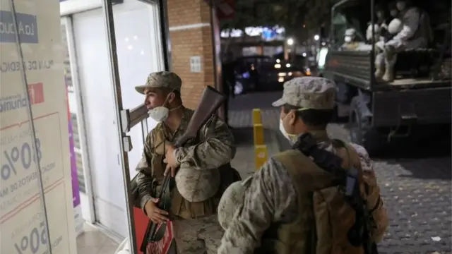 Militares patrullan en Santiago de Chile