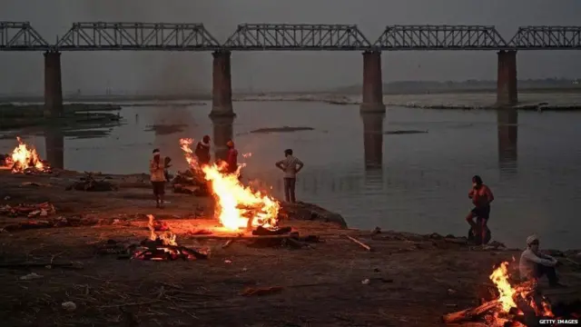 ਗੰਗਾ ਕੰਢੇ ਸੜਦੀਆਂ ਲਾਸ਼ਾਂ