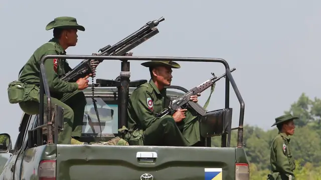 အနောက်ပိုင်းတိုင်းစစ်ဌာနချုပ် ကွပ်ကဲမှုအောက်က စစ်ကောင်စီတပ်ဖွဲ့ဝင်တွေ(ပုံဟောင်း)