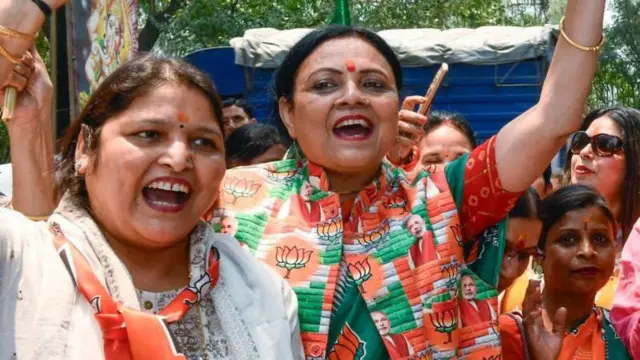 दिल्ली में जीत की खुशी मनाते बीजेपी समर्थक 