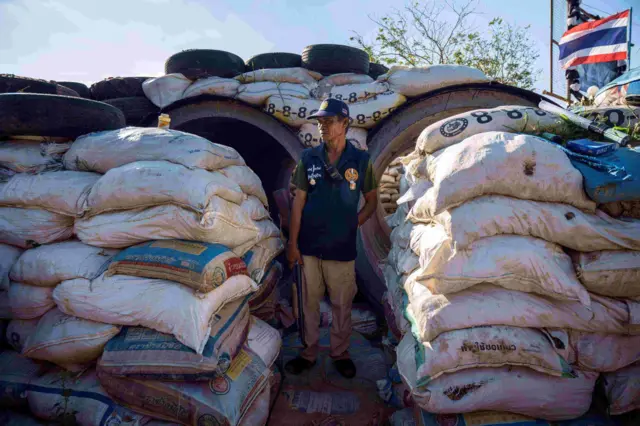 ထိုင်းနယ်စပ် ဆူရင်ခရိုင်က ဗုံးခိုကျင်းစောင့် ကျေးလက် ကာကွယ်ရေး တပ်သား