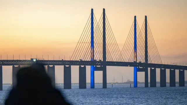 A Ponte de Öresund iluminada com as cores da bandeira sueca