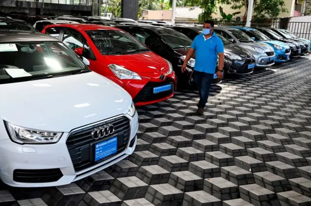 රුපියල් ලක්ෂ 100ක වටිනාකමින් අලෙවි වූ වාහන වල මිල මේ වන විට රුපියල් ලක්ෂ 5ක් පමණ අඩුවී ඇති බවය. එමෙන්ම ලක්ෂ 200ක මිල පරාසය තුළ අලෙවි කෙරුණ වාහනවල මිල රුපියල් ලක්ෂ 15-10ත් අතර අගයකින් අඩුවී ඇත.