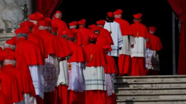 কার্ডিনালরা চ্যাপেলে প্রবেশ করার পর, নতুন পোপ নির্বাচিত না হওয়া পর্যন্ত তাদের বাইরের বিশ্বের সাথে কোনও যোগাযোগ থাকবে না