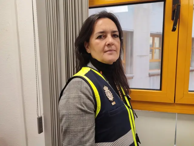 Isabel Espejo mira a la cámara.
