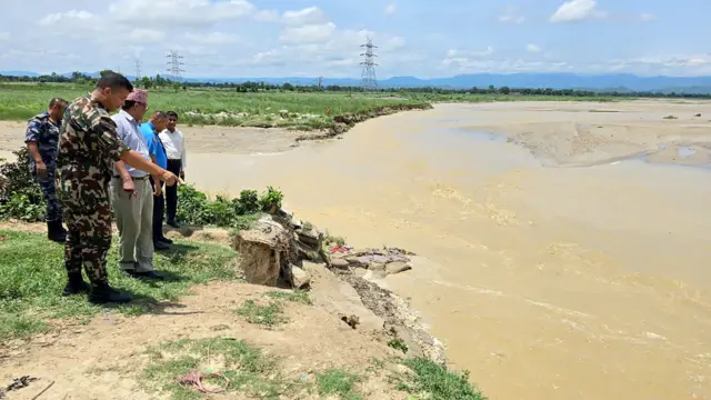 नदीले गरेको कटान निरीक्षण गर्दै अधिकारीहरू 