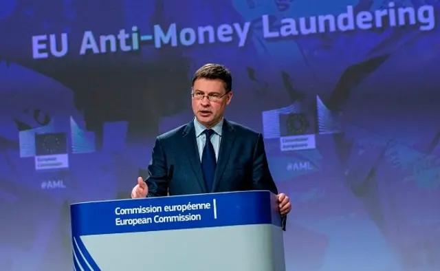 والدیس دامبروفسکی ، معاون کمیسیون اروپا