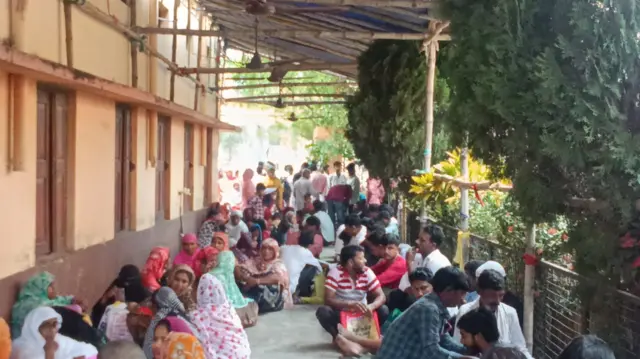 বীরভূম জেলার রামপুরহাট কলেজে নাম বাদ পড়া ভোটারদের লাইন