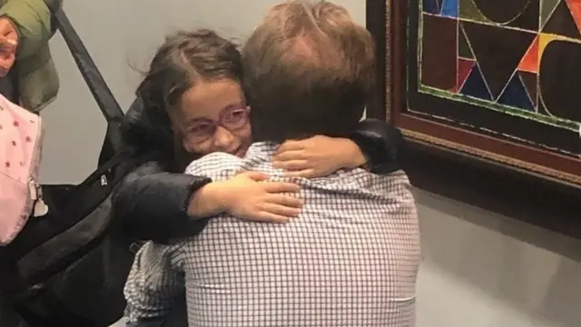 گابریلا در آغوش ریچارد رتکلیف