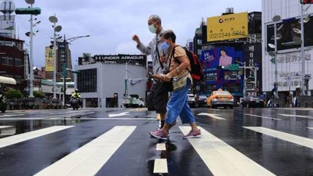 Idosos caminham na rua