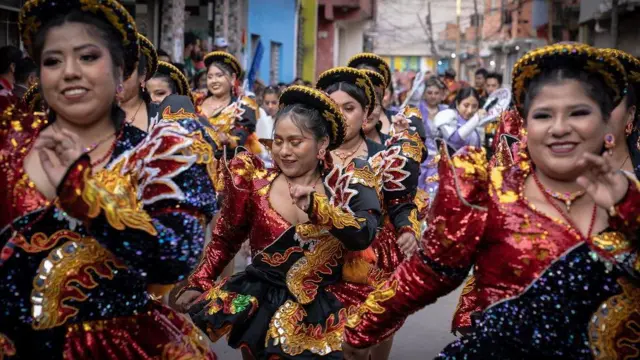 imigrantes bolivianas dançando