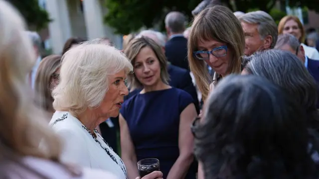 卡米拉王后在華盛頓特區英國大使館舉行的花園派對上，向來賓致意