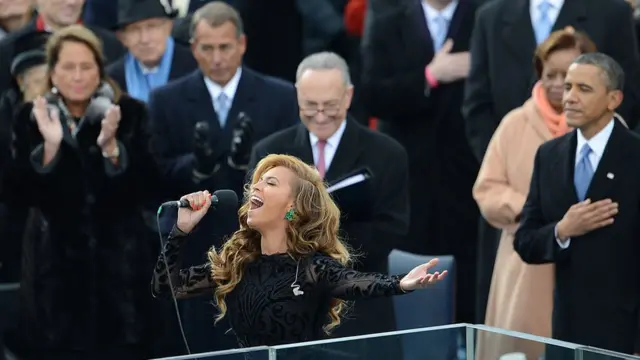 A cantora Beyonce se apresentando na posse do segundo mandatoestratégia para roleta betanoObama, ao lado, o presidente põe a mão no coração enquanto ela apresenta o hino nacional dos EUA