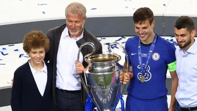 أبراموفيتش ونجله يمسكان بكأس البطولة