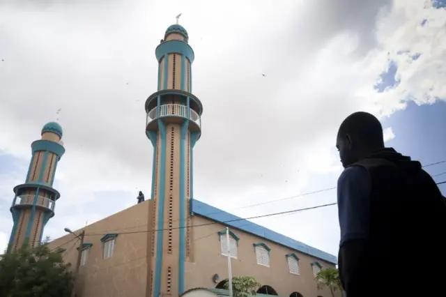 Wani mutum tsaye a wajen Masallaci