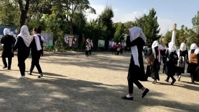 د ښوونځي نجونې