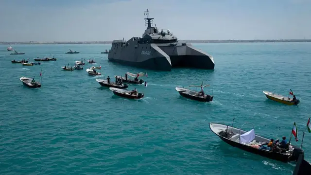 ناو ایرانی و قایق‌های موتوری کوچک در اطرافش