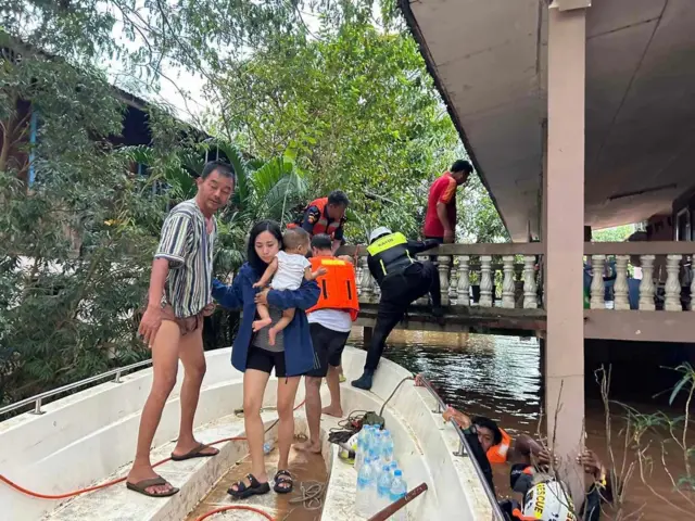 ရေဘေးကယ်ဆယ်ရေးလုပ်နေစဉ်