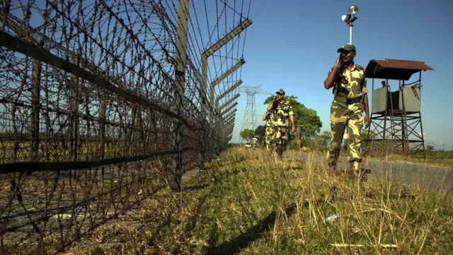 সীমান্তের প্রায় পুরোটাই এখন কাঁটাতারের বেড়ায় মোড়া