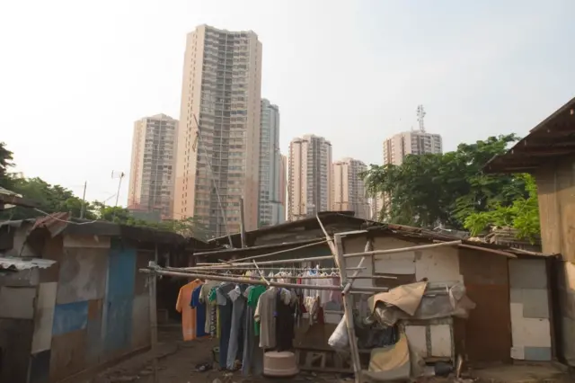 Hunian kawasan kumuh di Jakarta.