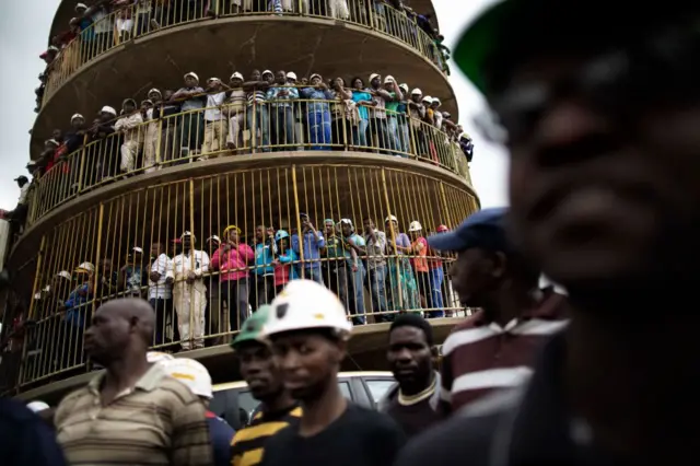 Güney Afrika'da Harmony Gold'un Doornkop madeninde çalışan madenciler, 2014'te meydana gelen maden kazasında ölen meslektaşlarını anmak için bir araya geldi