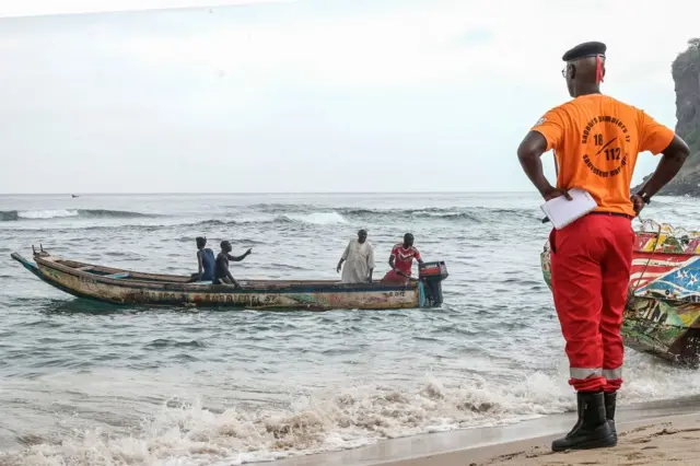 Un officier des Sapeurs-pompiers en train de superviser les secours.