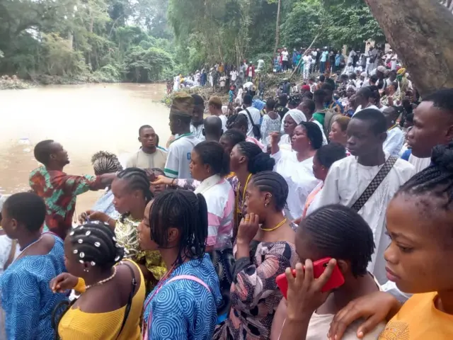 Awọn eeyan leti odo Ọṣun nibi ọdun Ọṣun oṣogbo 