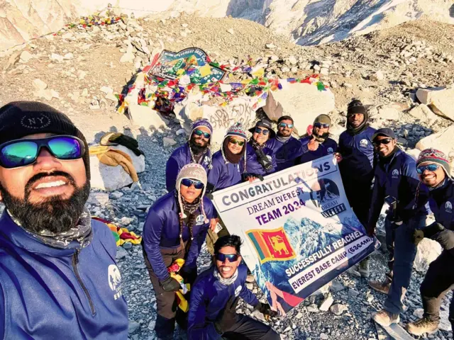 'බේස් කෑම්ප්' දක්වා පැමිණි ශ්‍රී ලාංකිකයින් පිරිස සිටින සමුහ ඡායාරූපයක්