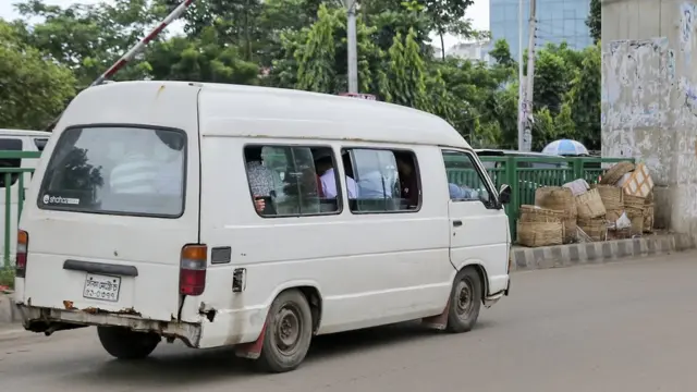হাতিরঝিলে চলাচল করা লোকাল মাইক্রোবাসগুলোর ফিটনেস বলে কিছু নেই।