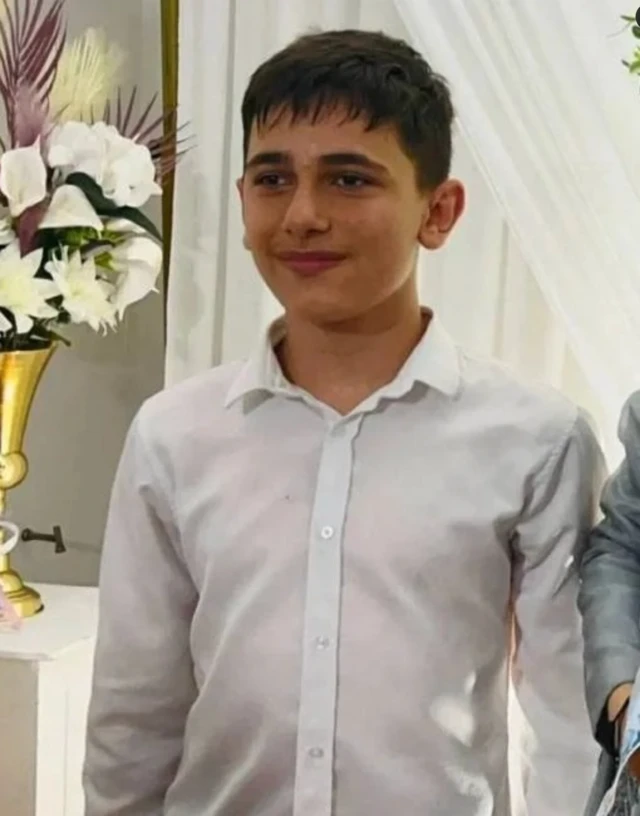 Arda Tonbul, beyaz gömlek giymiş