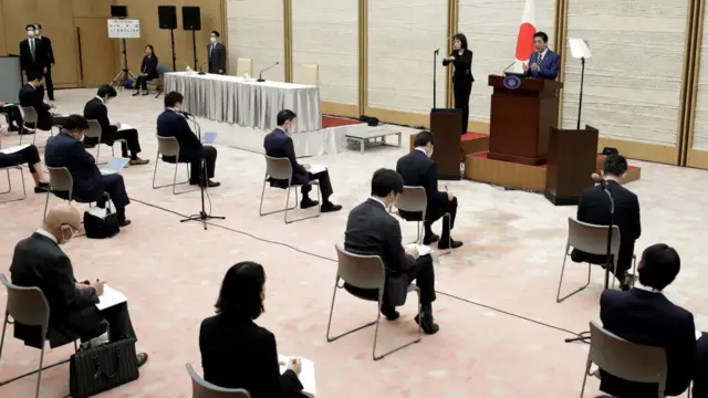 Thủ tướng Nhật Shinzo Abe phát biểu tại cuộc họp báo hôm 18/4