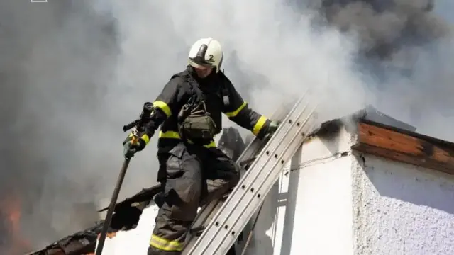 Рятувальники працюють на місці атаки в Полтаві 3 липня, тоді Росія також вдарила по ТЦК