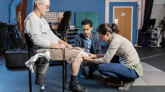 جان رابرتز به پژوهشگران کمک می‌کند تا پروتز‌هایی با عملکرد بهتر بسازند