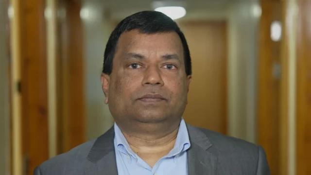 دکتر مانجو کالاوالا می‌گوید استرس زندگی مدرن می‌تواند منجر به بعضی از انواع ریزش مو شود