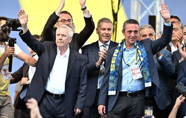 Sonuçların ardından iki aday birlikte tribünleri selamladı