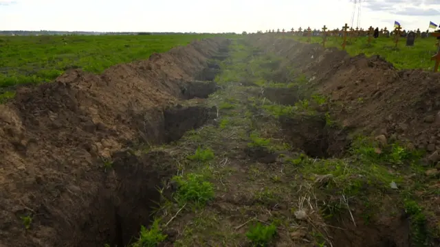 Украина шарқида янги қазилган қабрлар кўпайган