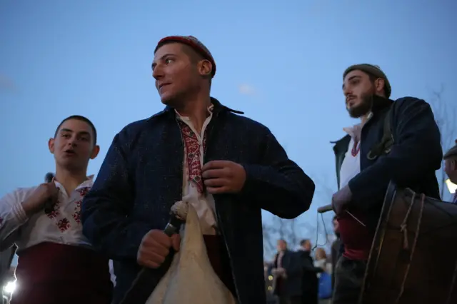 Obeležavanju Bogojavljenja prisustvuje sve više mladih koji na ovaj dan u Kalofer pristižu iz svih delova Bugarske.