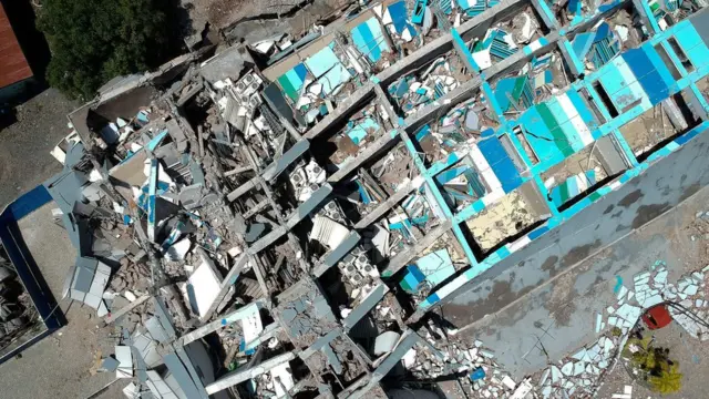 10 huteel oo ugu weyneyd magaalada oo laga cabsi qabo iney dad badan burburka dhismaha ku hoos jiraan