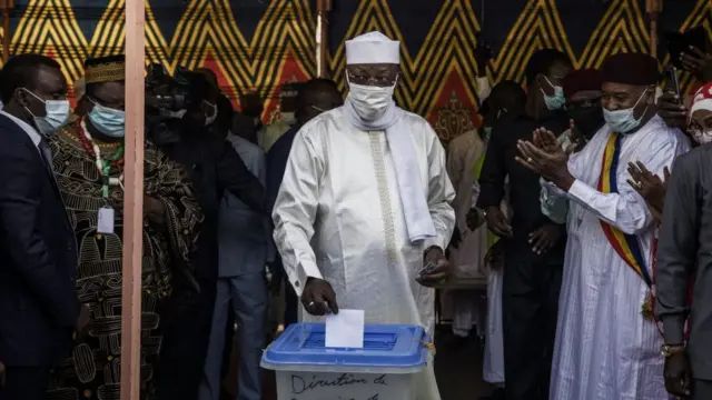 Shugaban Chadi Idriss Deby Itno (Tsakiya) lokacin da ya kada kuri'a a mazabarsa da ke birnin N'djamena, a ranar 11, ga watan Afirilu 2021. - Al'ummar Chadi sun fita domin kada kuri'ar zaben shugaban kasa a ranar 11 ga watan Afirilun 2021 wanda Idriss Deby Itno, da ya mulki kasar na kusan shekaru 30 ya ke neman wa'adin mulki na shida.