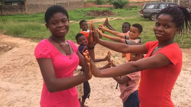 ụmụaka na-egwu egwu