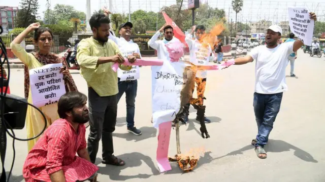 परीक्षाओं में धांधली को लेकर देशभर में छात्रों का ग़ुस्सा बढ़ता जा रहा है