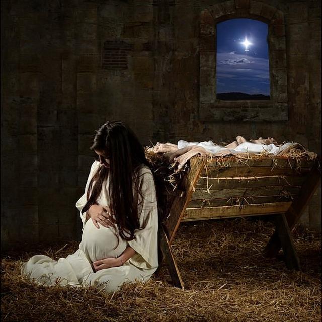 María embarazada en el pesebre y la estrella brilla en la ventana