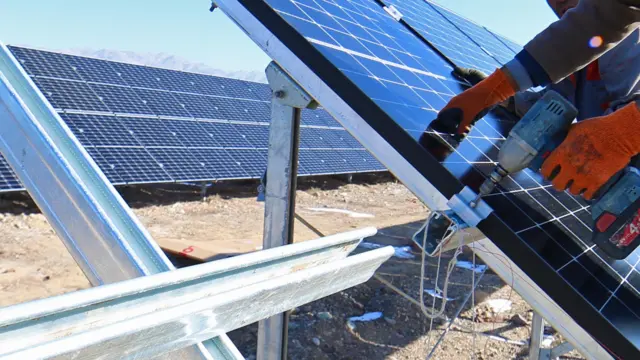 العمل على تثبيت ألواح الطاقة الشمسية