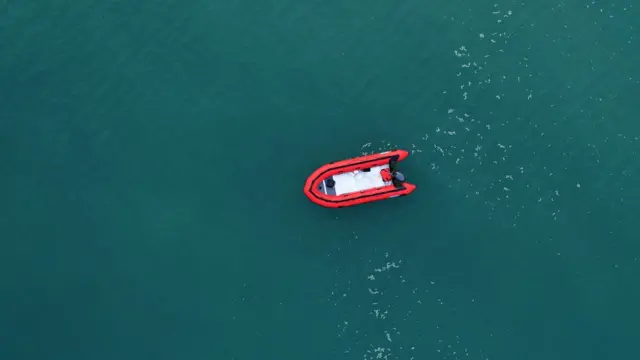 Manş Denizi'nde bir şişme bot