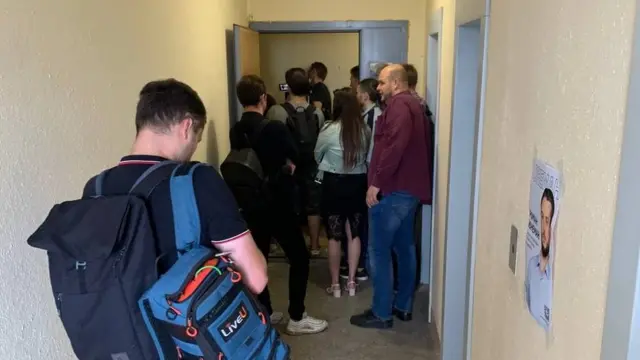 журналисты у квартиры Доброхотова