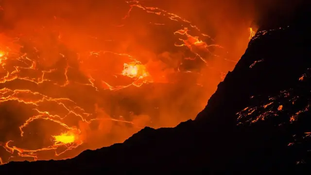 Il n'y a que cinq à huit lacs de lave sur Terre.