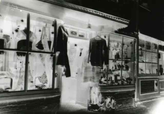 Imagen en negativo de una tienda.