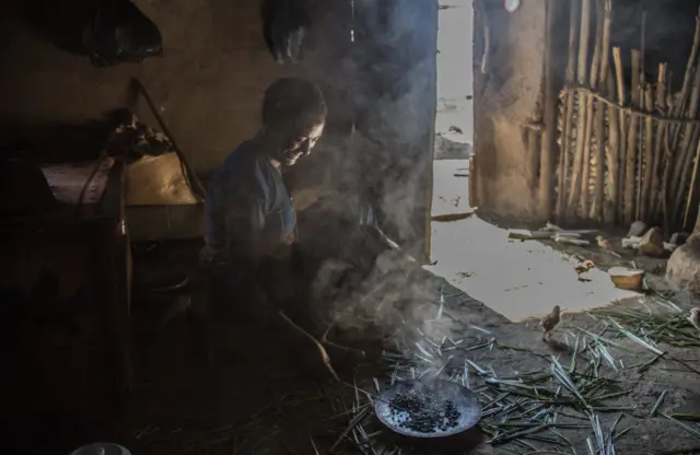 እናት ቡና ስትቆላ