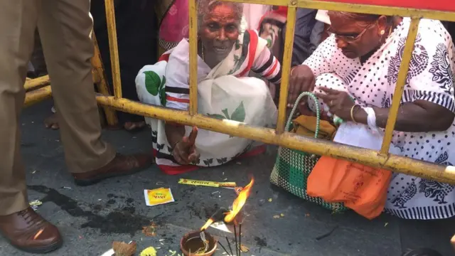 கற்பூரம் ஏற்றி அஞ்சலி