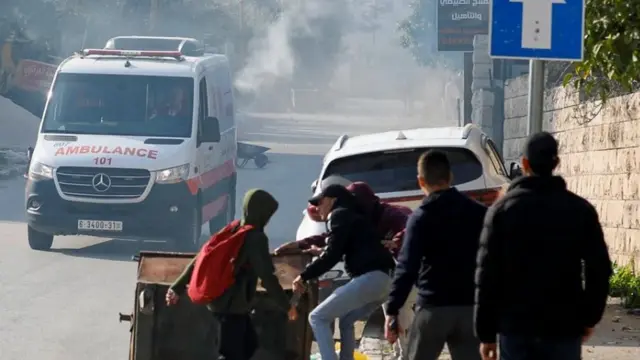 عربات إسعاف وآثار قصف